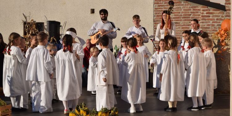 U jednoj općini priprema se poznata velika proslava uz bogat program