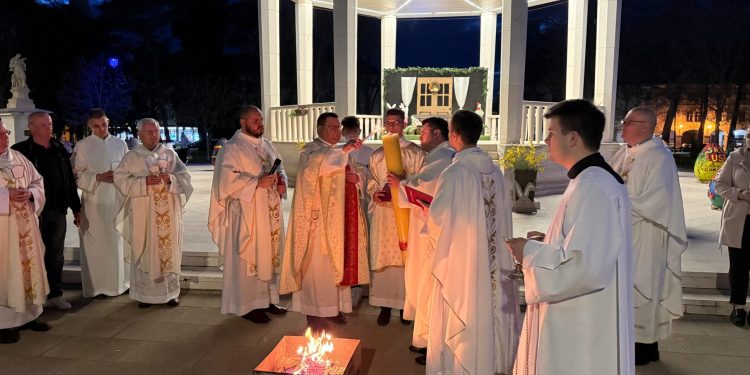 Vazmeno bdijenje u Bjelovaru: Vjernici obnovili krsna obećanja, Huzjak čestitao Uskrs