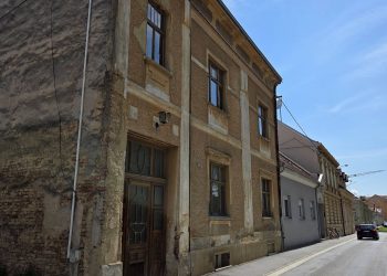 OPASNA ZGRADA U CENTRU: Djeca i pješaci svakodnevno prolaze ispod fasade koja se urušava