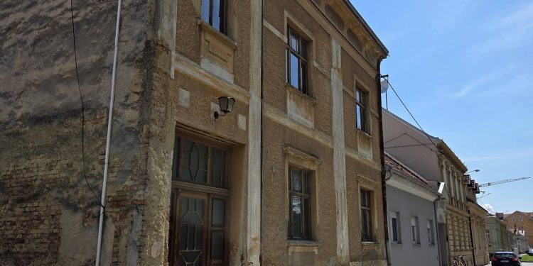 OPASNA ZGRADA U CENTRU: Djeca i pješaci svakodnevno prolaze ispod fasade koja se urušava