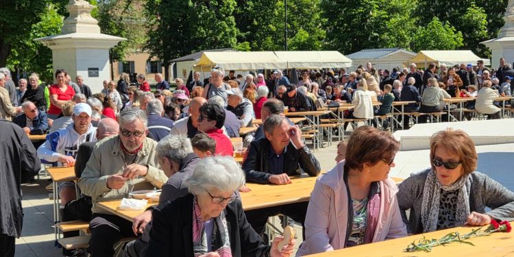 Jeste li bili? Evo kako su Bjelovarčani proslavili Prvi maj u gradskom parku