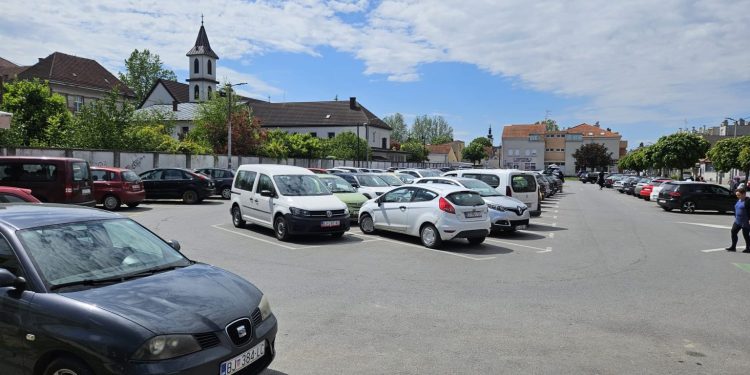 Velika odluka županije: Parking kod bolnice besplatan za sve, a tko će kontrolirati kaos?