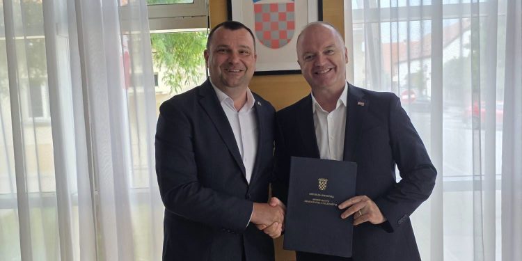 Ministar Šipić uručio Daruvaru novac za uređenje dječjeg igrališta