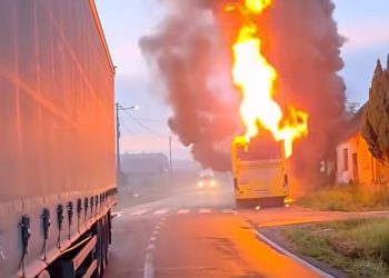 U Raićima jutros gorio autobus, promet privremeno bio obustavljen