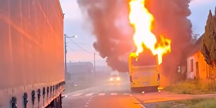 U Raićima jutros gorio autobus, promet privremeno bio obustavljen
