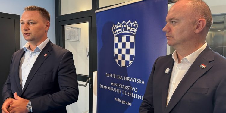 Ministar Šipić u Bjelovaru uručio ugovore za vrtiće i dječja igrališta