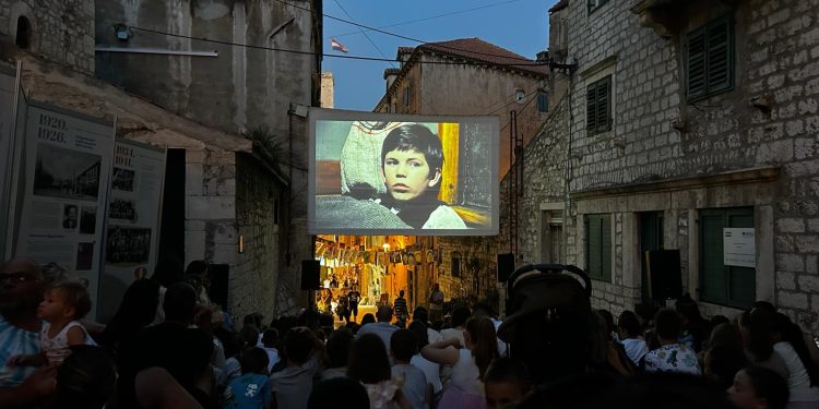 Šibenik zapjevao uz „Kad se male ruke slože“: Pola stoljeća filma Vlak u snijegu obilježeno večeri punoj emocija