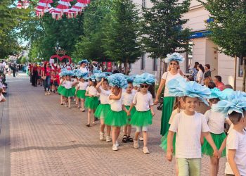 Bjelovar procvjetao u bojama dječje mašte: Rekordan broj mališana na Cvjetnom korzu