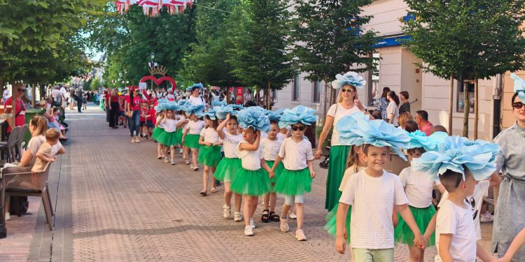 Bjelovar procvjetao u bojama dječje mašte: Rekordan broj mališana na Cvjetnom korzu