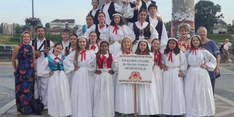 Folklorni ansambl Grubišno Polje nastupio na uglednoj manifestaciji Brodsko kolo
