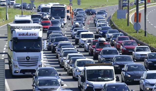 Gužve na hrvatskim cestama: Zastoji na A1 zbog nesreća, kolone i na A6 te Krčkom mostu