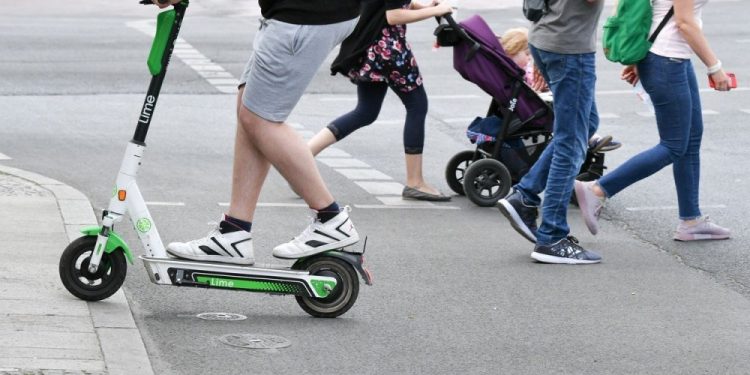 Dijete teško ozlijeđeno nakon pada s električnog romobila, prevezeno u Zagreb