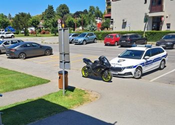 Pobjegao policiji, a već sutradan se pojavio pred postajom na istom motociklu
