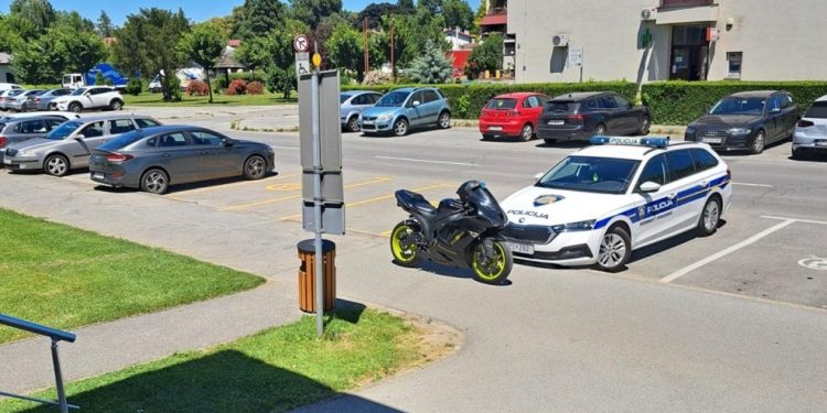 Pobjegao policiji, a već sutradan se pojavio pred postajom na istom motociklu