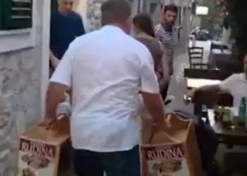 Incident u Primoštenu: Muškarac reklamnim panoima udario u dječja kolica, Općina traži istragu