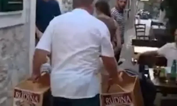 Incident u Primoštenu: Muškarac reklamnim panoima udario u dječja kolica, Općina traži istragu
