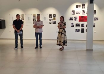 Otvorena izložba “Iza kulisa”: Devet čazmanskih umjetnika predstavlja svoje radove u Kulturnom centru