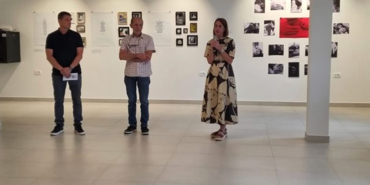 Otvorena izložba “Iza kulisa”: Devet čazmanskih umjetnika predstavlja svoje radove u Kulturnom centru