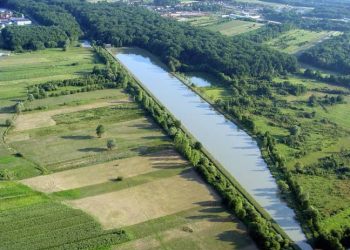 Vandali oštetili staklenu stijenu na sportskom ribnjaku u Garešnici, šteta oko 700 eura