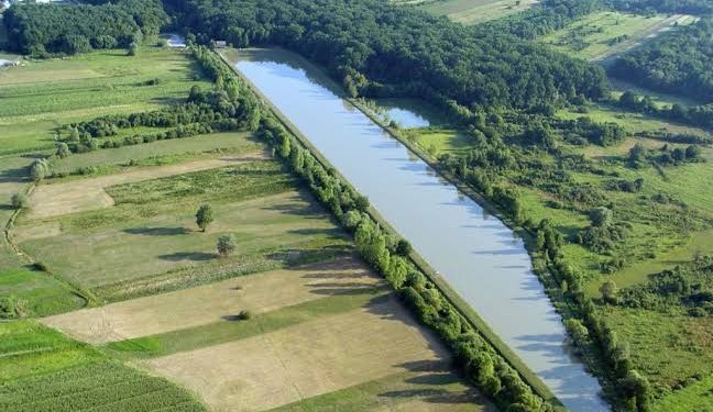 Vandali oštetili staklenu stijenu na sportskom ribnjaku u Garešnici, šteta oko 700 eura