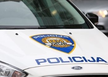 Pretjecao preko pune pa završio u dvorištu kuće – nakon silovitog sudara zabio se u fasadu