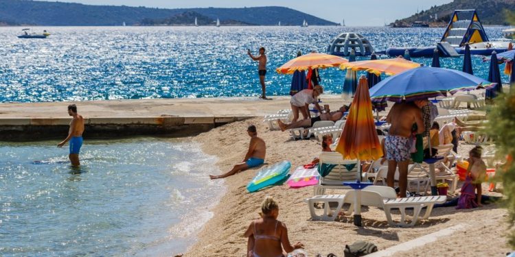 Toplinski val prži Hrvatsku: U Pazinu izmjereno čak 38,4 °C, na snazi crvena upozorenja