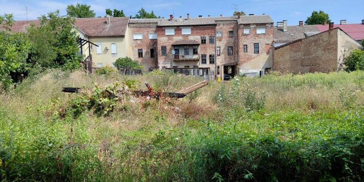 Stanari uz bivšu Zagrebačku pivovaru u Bjelovaru traže rješenje: „Trava je visoka, pojavljuju se štakori i zmije“