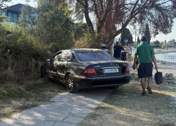 Mercedesom blokirao cijelu šetnicu između Peroja i Fažane: „Slika govori tisuću riječi“