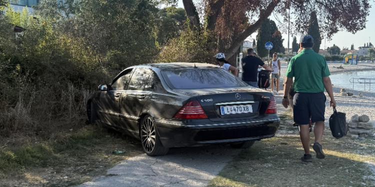 Mercedesom blokirao cijelu šetnicu između Peroja i Fažane: „Slika govori tisuću riječi“