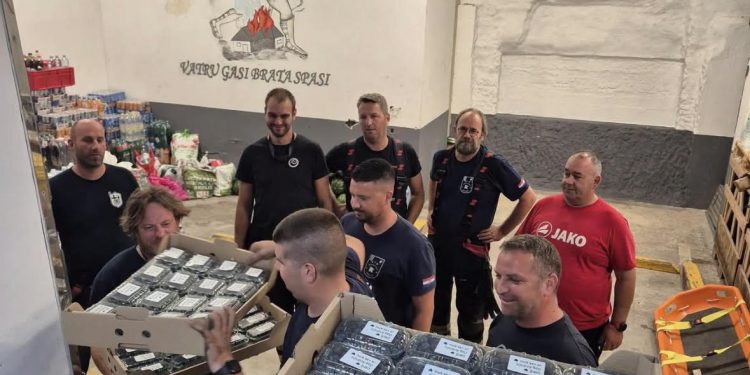 Osvježenje stiglo do vatrogasaca koji su branili Omiš od požara