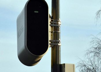 Podigao srednji prst prema kameri pa zaradio prijavu: Policija privela kraju neobičan slučaj u Bjelovaru