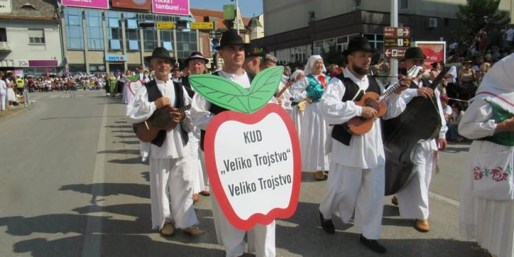 Bilogora zaplesala u Vinkovcima: KUD Veliko Trojstvo predstavio tradiciju svoga kraja