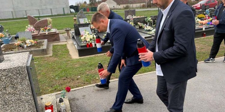 Uoči Svih svetih župan Marušić i gradonačelnik Pavičić odali počast pokojnicima i hrvatskim braniteljima