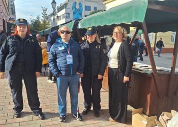 Kako je hodati bez vida? Bjelovarčani na korzu isprobali bijeli štap i sudjelovali u „Utrci povjerenja”