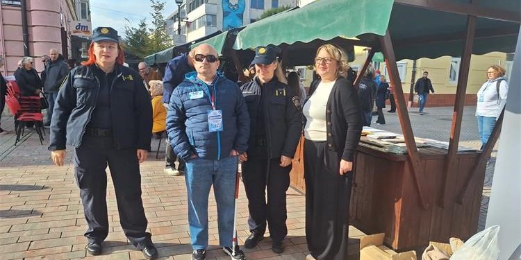 Kako je hodati bez vida? Bjelovarčani na korzu isprobali bijeli štap i sudjelovali u „Utrci povjerenja”