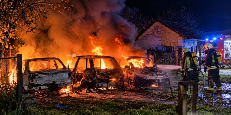 Zapalio tri automobila u vlastitom dvorištu kod Bjelovara: Gusti dim prekrio naselje, intervenirali vatrogasci!