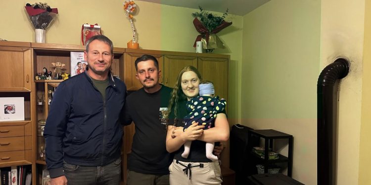 Lijepe vijesti iz Kapele! Tri mlade obitelji dobile po 5.000 eura za svoje domove, načelnik im osobno uručio ugovore