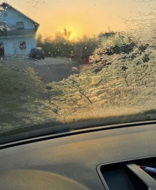 Prvi mraz u Kraljevcu: Hladno jutro ostavilo ledeni trag na automobilima