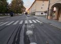 Nesvakidašnji prizor u centru Bjelovara: Automobil završio na betonskim gljivama ispred gradske uprave!