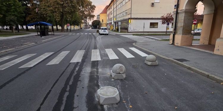 Nesvakidašnji prizor u centru Bjelovara: Automobil završio na betonskim gljivama ispred gradske uprave!