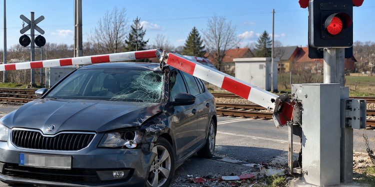 Vozač (85) u Bjelovaru nije stao pred spuštenim polubranikom: Automobilom udario u njega i oštetio ga!