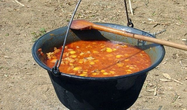 U Čazmi se ovog petka sprema prava jesenska fešta! Umirovljenici kuhaju u kotlićima, a građane očekuju hrana, glazba i ples