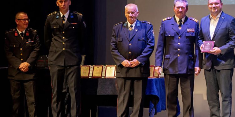 Stoljeće hrabrosti i predanosti: Daruvarski vatrogasci proslavili 100 godina, gradom prošao svečani mimohod!