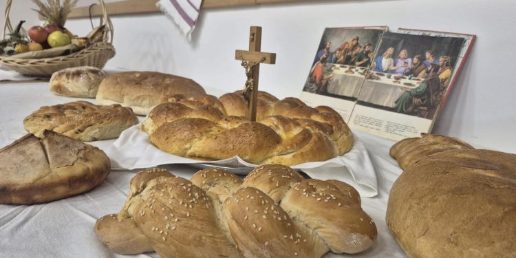 Miris domaćeg kruha ispunio Veliko Trojstvo: Učenici pjesmom, recitacijama i domaćim delicijama proslavili Dane kruha